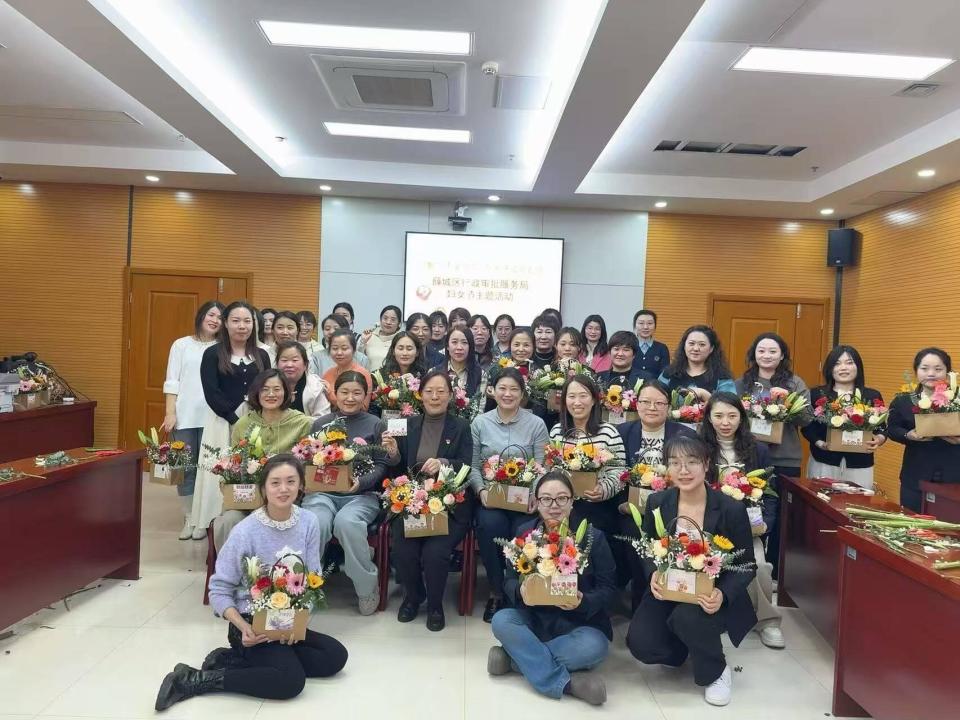 花香滿溢展風(fēng)采，巾幗筑夢(mèng)綻芳華——薛城區(qū)行政審批服務(wù)局舉辦三八婦女節(jié)主題插花活動(dòng)